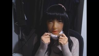 Женская маска Kigurumi мастурбирует
