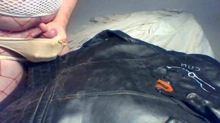 Sborra sulla giacca da motociclista di pelle vintage con indosso due perizomi sporchi