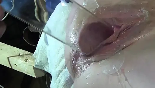 8 Sehr Eng Gespreizte Muschi Fickt Mit Dildo Und Glas