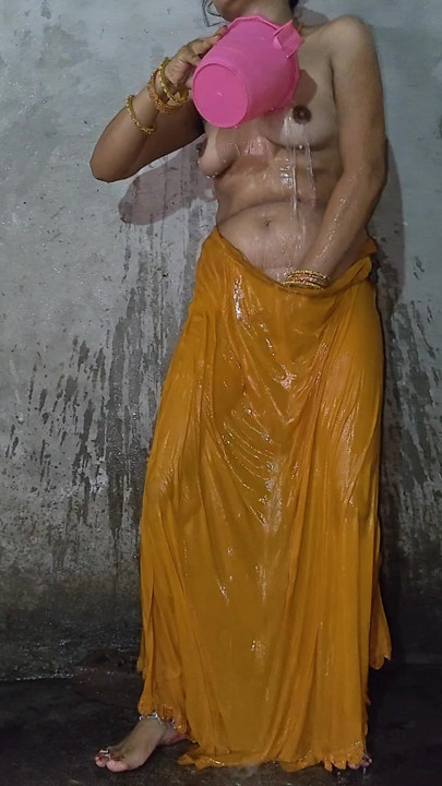 Desi wife bathroom me nude bathing
