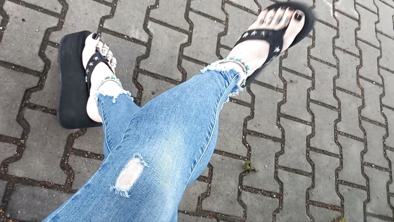 Sexy feet in black platforms, toe rings & anklets + ripped jeans