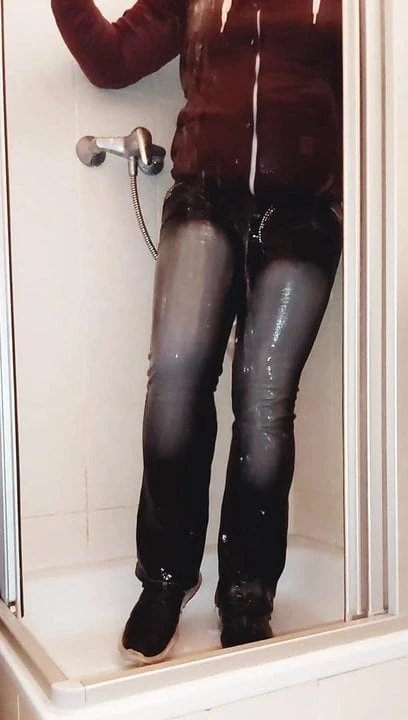 pee in women low rise jeans and take a shower