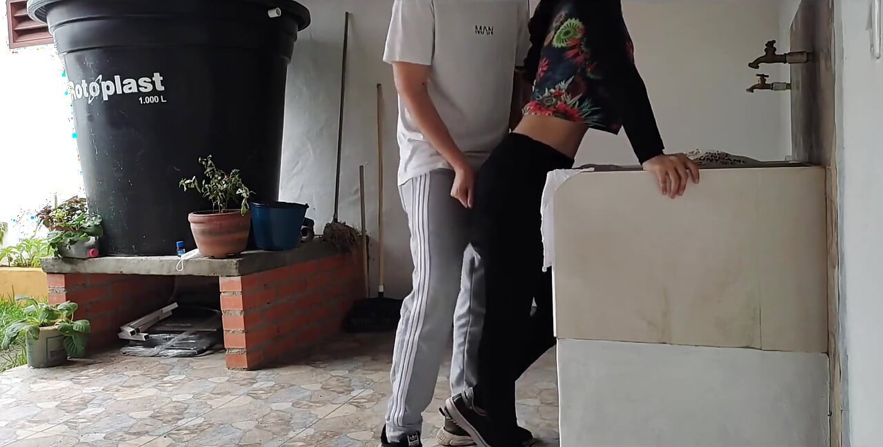 זיינתי את השכנה שלי בזמן שהיא התקבחה