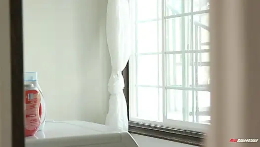 Üvey kız kardeş Angelina Red'in pembe külotu yarağı için sırılsıklam