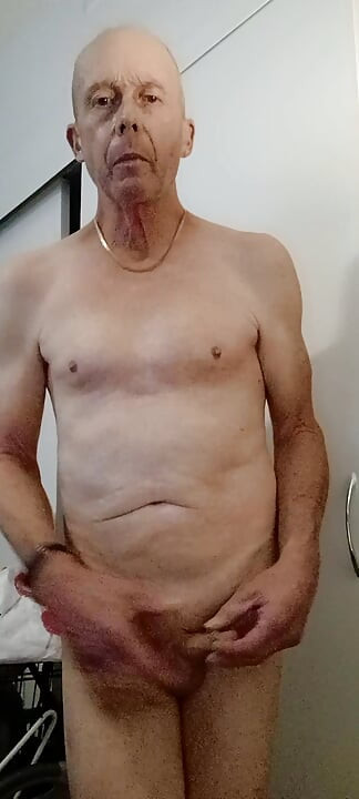 رجل بزب صغير جاك قبالة أمام الكاميرا يطلب منك فضحه