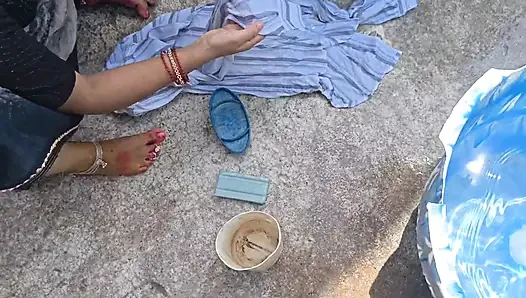 Bhabhi ko field mai kapde dhote samay mud marwai