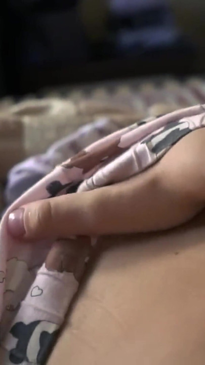 18 साल की कॉलेज गर्ल अपनी गुलाबी चूत में हस्तमैथुन करती है और खुद को चरमसुख तक लाती है