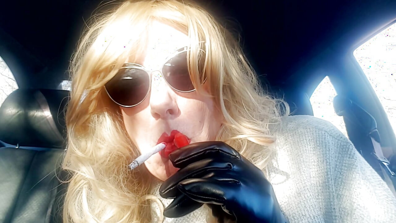 MATURE CD BLONDE SMOKING VS 120s AND APPLYING RED LIPSTICK