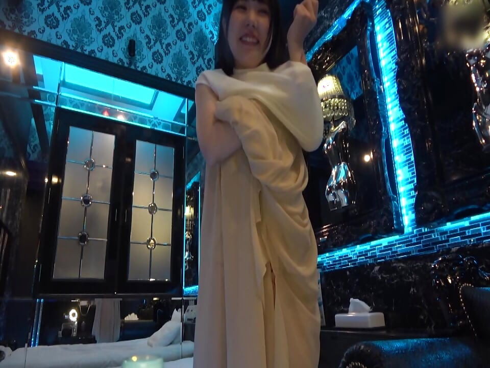 A087G06 A bright, energetic, naturally busty, and perfectly hairless girl with an idol-like face and a perfectly healthy figure has hooked-up sex at a love hotel!