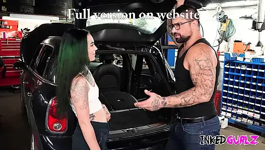 Dövmeli gurlz - minyon dövmeli esmer garajda sert sikiliyor