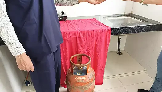 Gas Batla wala ne bhabhi ki chudayi MMS viral