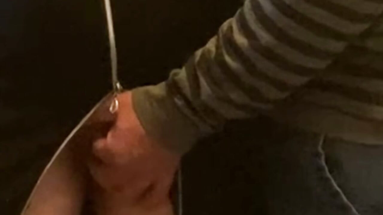 رجل عجوز منحرف يداعب كس فتاة في المترو!