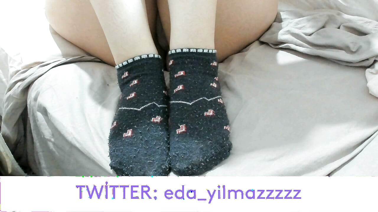 PIE - FETICHE DE PIES - PIE TURCO - FETICHE DE PIES TURCOS - CALCETINES - CALCETINES CORTOS - PORNO TURCO - MILF TURCA - DUEÑO TURCO