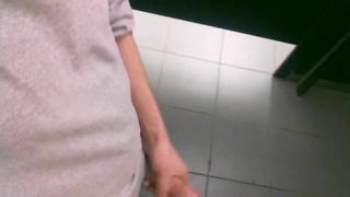 Masturbar-se no banheiro público