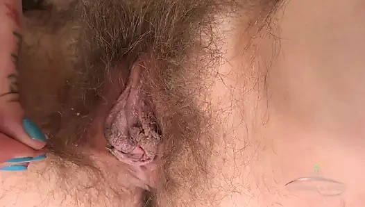 Felicia fisher lagi asik masturbasi memek dan pantatnya yang berbulu sampai belepotan