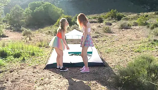 Ебаный Бадминтон. Две Девушки Разделись На Природе Для Траха После Игры