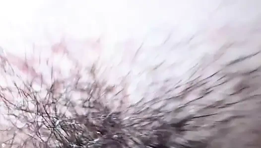 Elle muamele, kıllı amına boşalmak için domaltarak sikişiyor