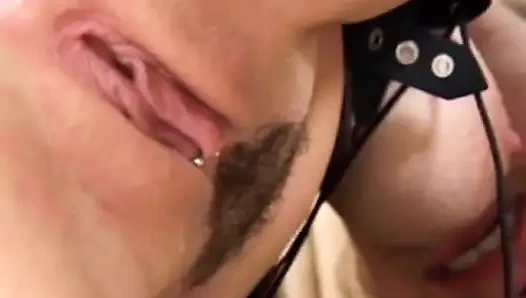 Тянуть ее волосы жестко, когда она грубо отсасывает у него