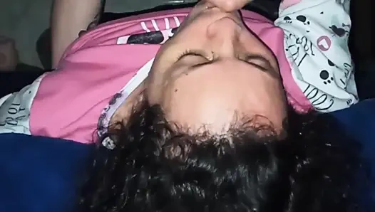 Tante seksi ini suka banget nyepong kontol dan jilat pantat teman anaknya sendiri