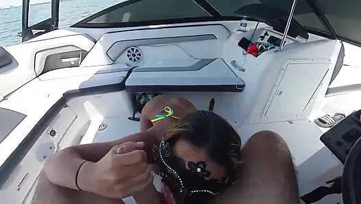 Fit orta yaşlı seksi kadının özel yatta oral seksi