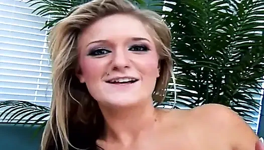 Tante seksi rambut pirang dientot habis-habisan sama kontol besar pria antar ras