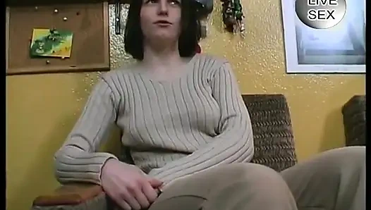 Соло-сучка-брюнетка мастурбирует киску игрушкой на кастинге