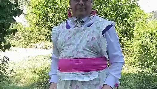 Bahçıvanın kıyafetleriyle kendine işiyor