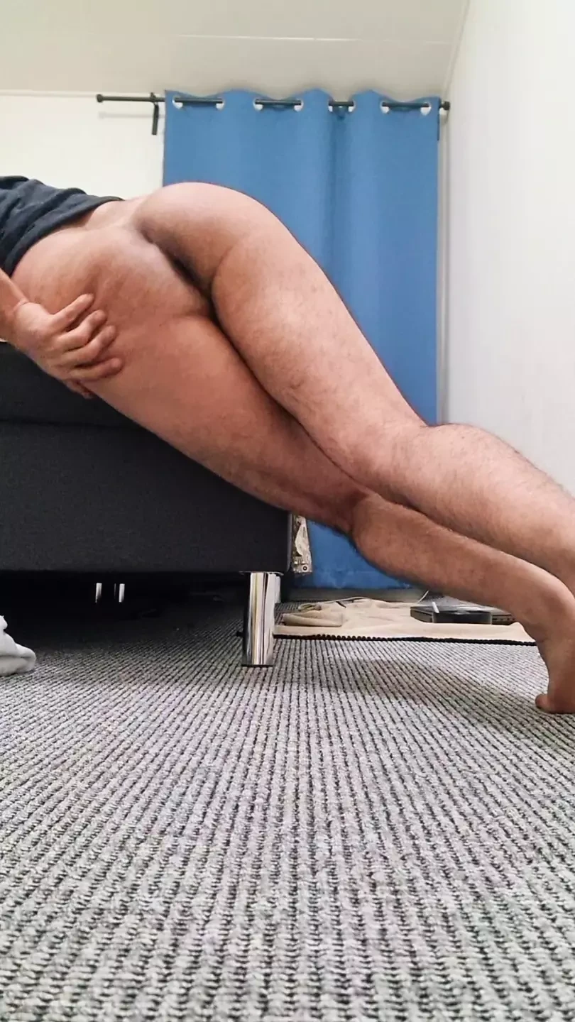Loco chico moreno de culo gordo sacude sus traseros desnudos sedienta de gran polla