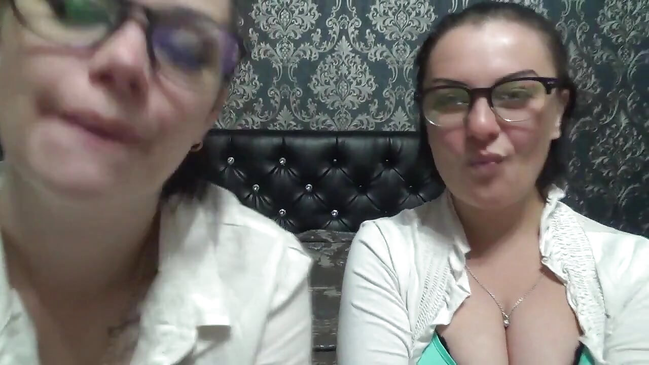 ¡Dos mujeres de negocios te burlan con sus bocas y lenguas antes de comerte entero!