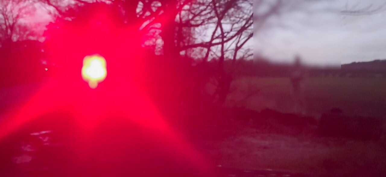 नग्न और नंगे पैर से छिपने वाली कारें लंड हिला रही हैं और मटका रही हैं