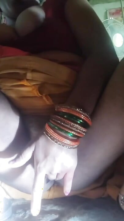 Desi mallu aunty fingerings pusssy to orgasam,aunty sex viral video, viral mms aunty