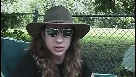 Брюнетка с большими сиськами получает анал и трах в глотку от чувака в шапке