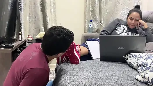 Kiffa игнорирует ногу раба, пока он лижет ее кроссовки начисто
