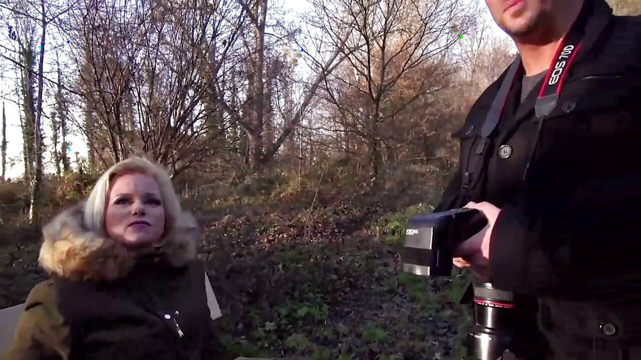 MILF mit knackarsch im freien gefickt