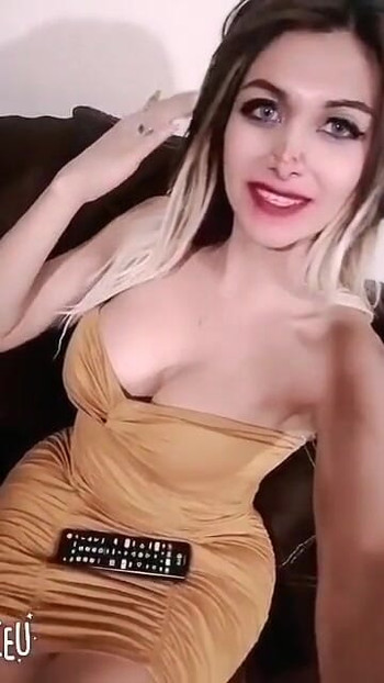 Momento épico de "Transexual en el ascensor viendo su cuerpo desnudo"