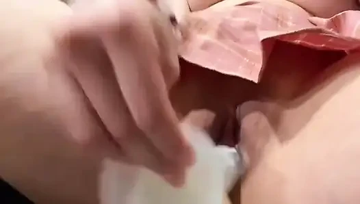 Maya besahnt ihre nasse asiatische muschi