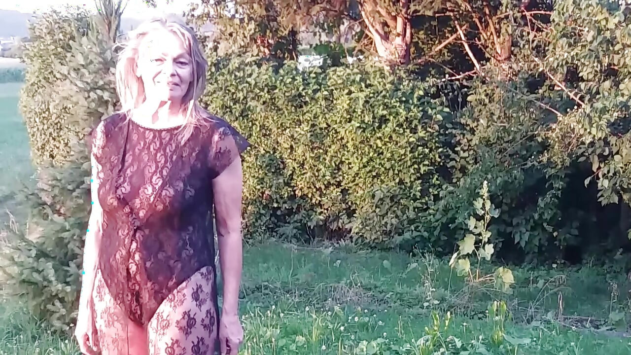 Babcia ma na sobie czysty body na zewnątrz