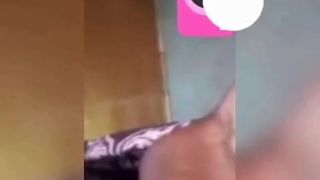 Uganda phiona nabatanzi pokazuje cipkę swojemu chłopakowi