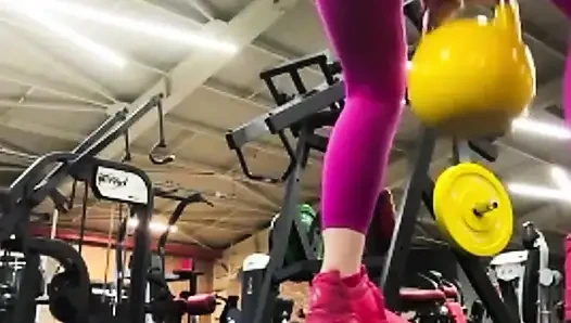 Pelatihan seksi di gym dengan leggins