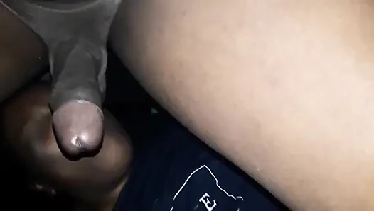 Aku dientot habis-habisan sama kontol besar pria kulit hitam sampai crot di dalam di belakang mobilku