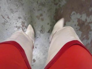 Białe kozaki na udach i najbardziej obcisłe czerwone legginsy, jakie mam