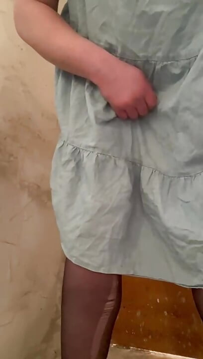 Crossdersser inşaat sahasında bir straponla onu yakalıyor ve neredeyse yakalanıyor