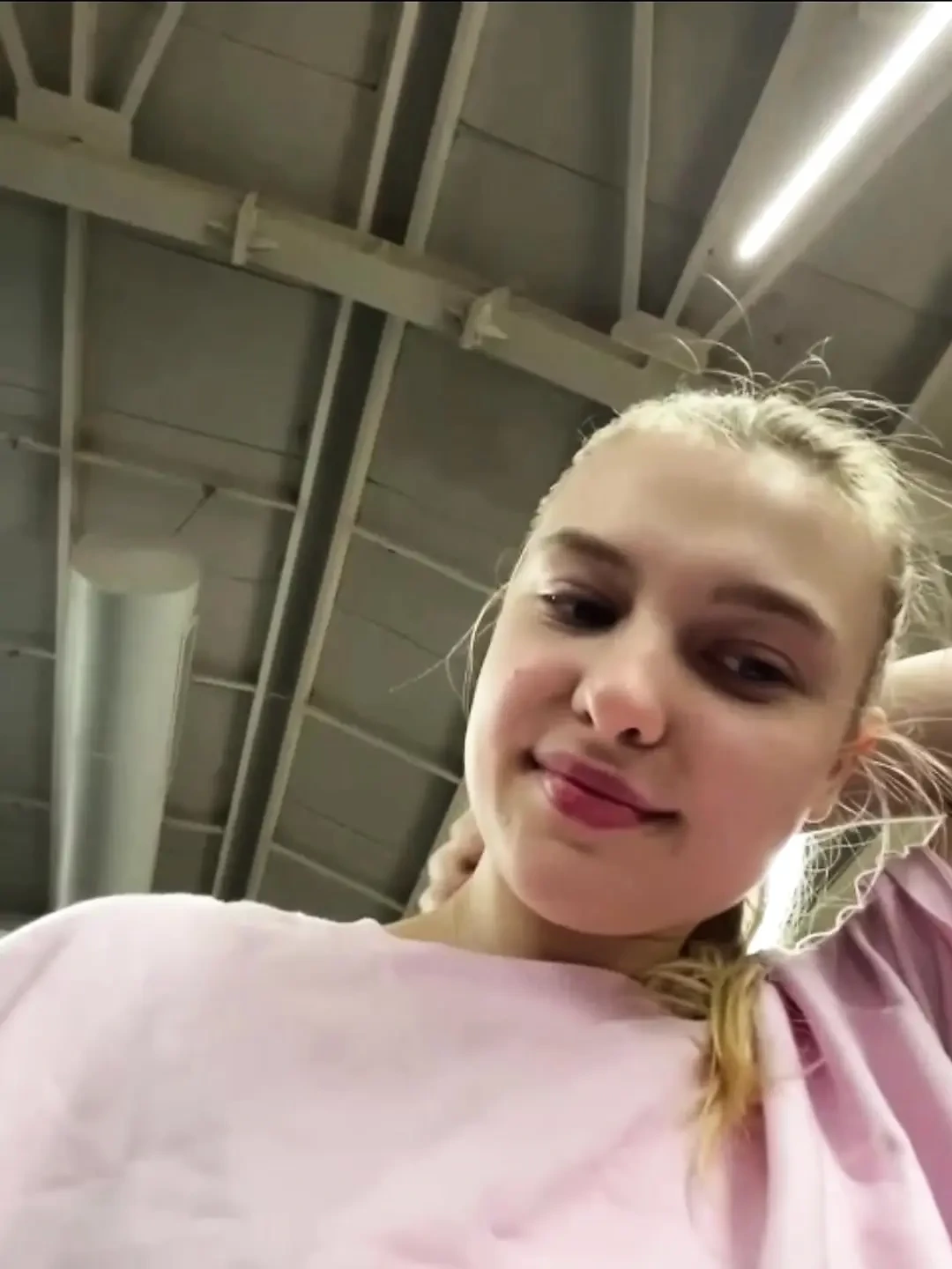 在公共健身房疯狂肛交