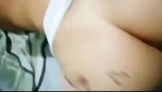 Petugas pemadam kebakaran Polemika Redhead menunjukkan cara memadamkan api wanita kepada seniman tato Jerman