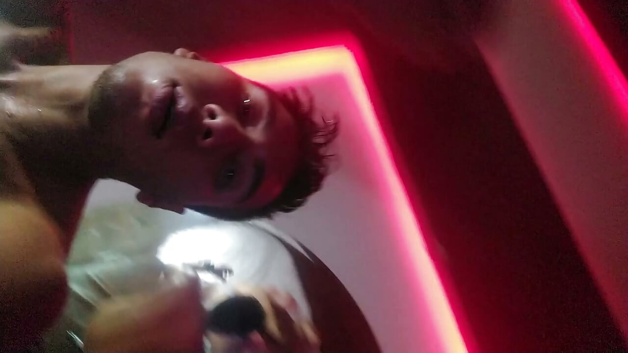 Grubo jebala pičku hotwife u hotelu, pa je njen cuckold jebao posle i probao moju sperm