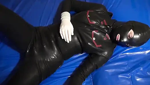 Danielle в латексе, массаж в латексной маске его игрушкой