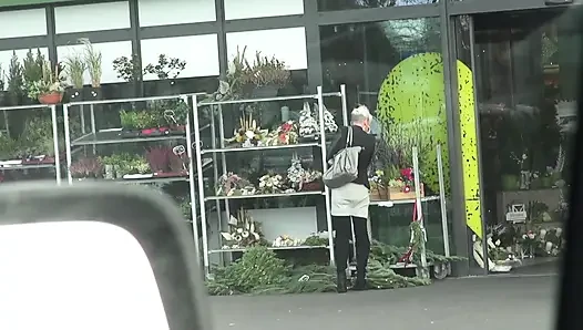 Sarışın orta yaşlı seksi kadın arabada iyi yarak emiyor