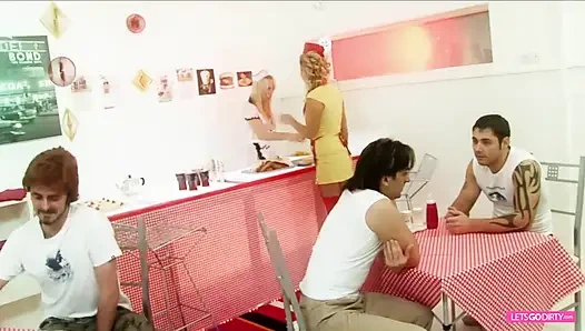 Restorandan azgın orta yaşlı seksi kadınla ıslak ve dağınık grup seks