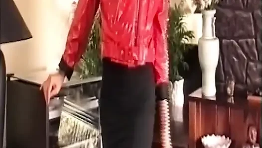 Esmer kadın kırmızı üstünü soyunuyor ve büyük oyuncağına biniyor