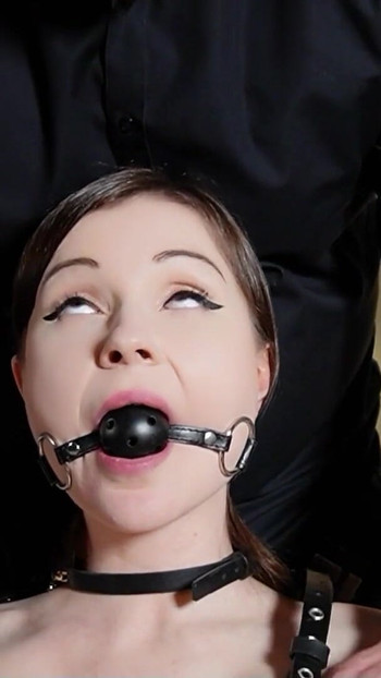 Måste-se ögonblick från "petite german slavegirl tinyEmily at Hard Real Amatör BDSM knull session med Master"